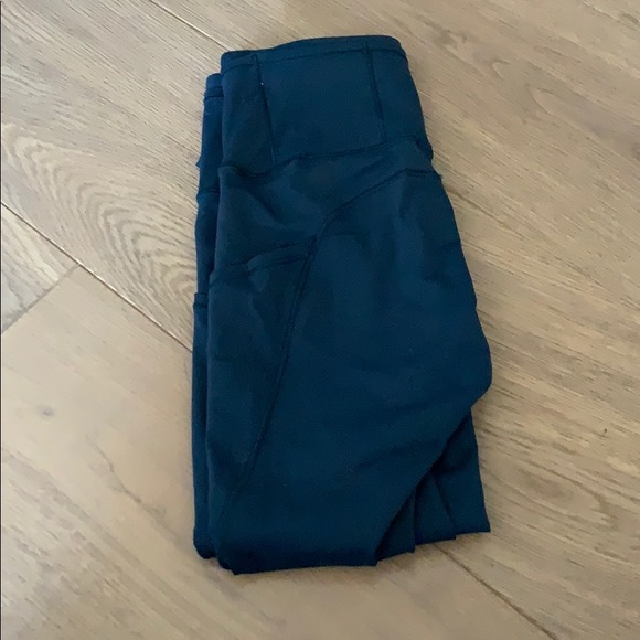 Lululemon crops - Picture 2 of 3